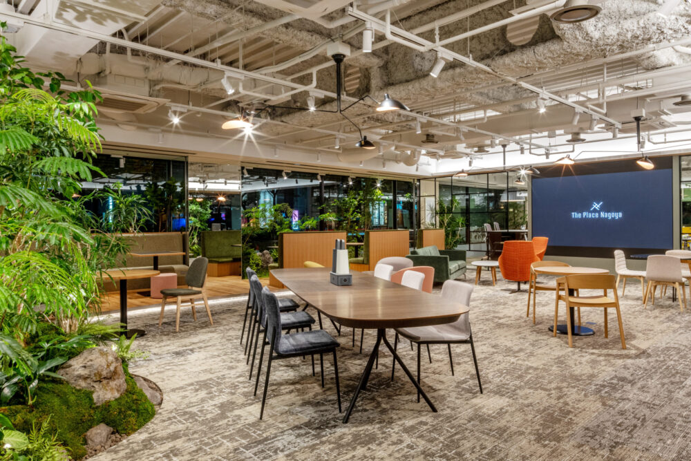 グリーンに囲まれた共有ラウンジ